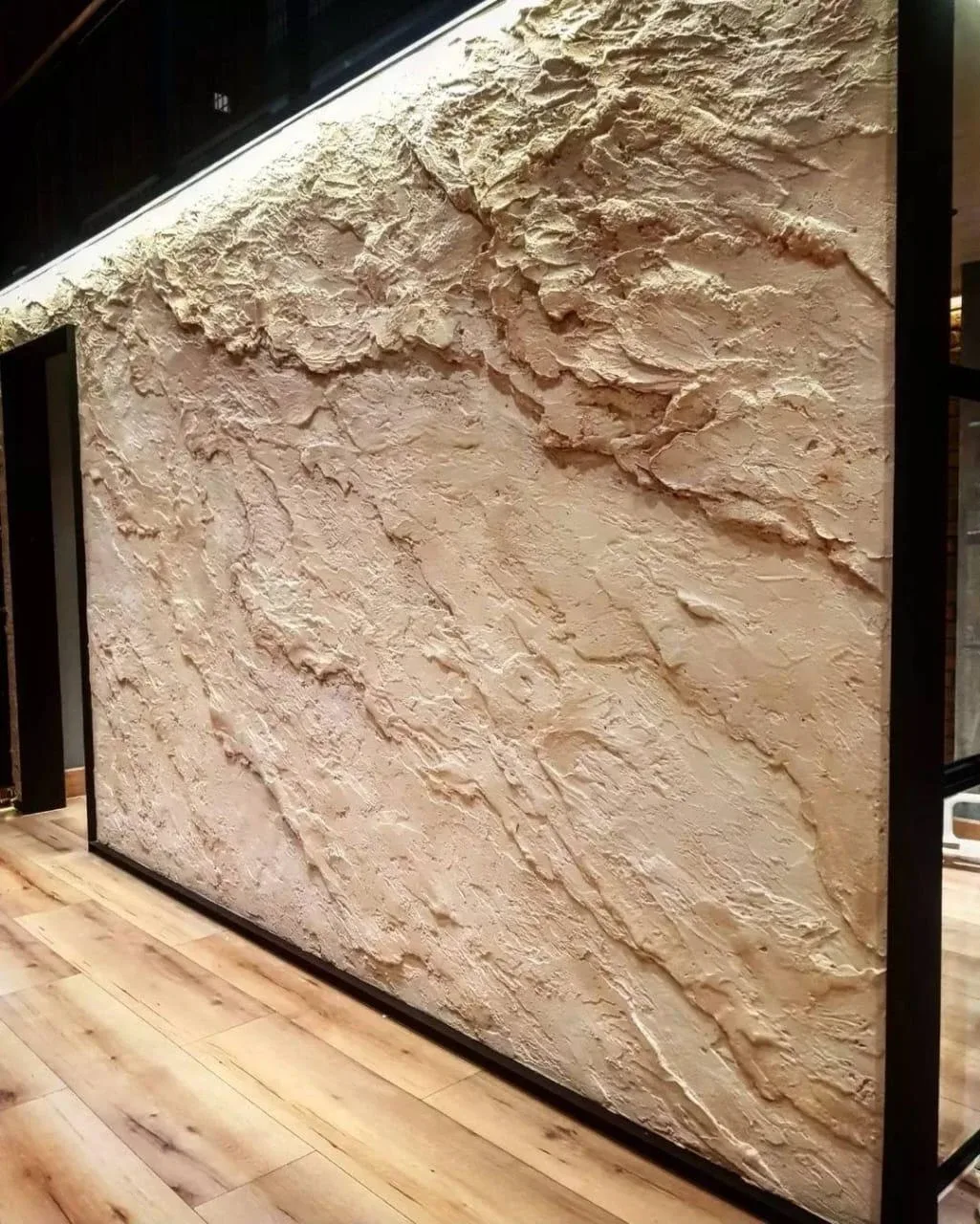 Muro con acabado texturizado en relieve